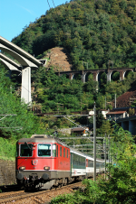 Lokomotiva: Re 4/4 11112 | Vlak: Sdz 33255 ( Zrich HB - Chiasso ) | Msto a datum: Giornico 09.09.2007