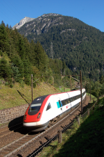 Lokomotiva: RABDe 500.008 | Vlak: Sdz 33563 ( Basel SBB - Bellinzona ) | Msto a datum: Wassen 08.09.2007