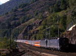 Lokomotiva: Re 6/6 11648 + Re 6/6 11621 | Vlak: EC 91 Vauban ( Bruxelles-Midi - Milano Centrale ) | Msto a datum: Lalden 23.09.1995