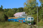 Lokomotiva: 100.001-7 | Vlak: Os 20907 ( Lipno nad Vltavou - Rybnk ) | Msto a datum: Rybnk 17.10.2003