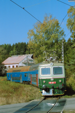 Lokomotiva: 100.001-7 | Vlak: Os 20907 ( Lipno nad Vltavou - Rybnk ) | Msto a datum: Rybnk 17.10.2003