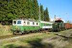 Lokomotiva: 100.003-3 + E423.001 | Vlak: Os 20908 ( Rybnk - Lipno nad Vltavou ) + Mn 88602 ( Rybnk - Louovice ) | Msto a datum: Louovice 17.10.2003