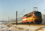 Lokomotiva: 230.045-7 + 350.002-2 | Vlak: EC 171 Comenius ( Berlin Lichtenberg - Budapest Kel.pu. ) | Msto a datum: Oechov 16.01.1997