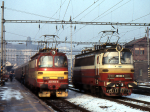 Lokomotiva: 230.103-4 + 230.100-0 | Vlak: Os 4605 ( Brno hl.n. - Beclav ) | Msto a datum: Brno hl.n. 03.02.1993
