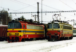 Lokomotiva: 240.011-7, 230.022-6 | Vlak: Os 8335 ( Jihlava - Horn Cerekev ) | Msto a datum: Horn Cerekev 27.01.2000