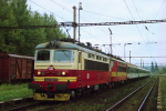 Lokomotiva: 242.221-0 + 242. | Vlak: Os 8024 ( Horaovice pedmst - Cheb ) | Msto a datum: Lipov u Chebu 07.10.1999