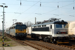 Lokomotiva: 242.558-5 ( LokoTrain ), 431.198 | Vlak: S 5014 ( Vmosgyrk - Fzesabony ) | Msto a datum: Fzesabony (H) 21.03.2015