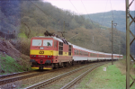 Lokomotiva: 372.005-9 | Vlak: EC 177 Porta Bohemica ( Hamburg-Altona - Praha hl.n. ) | Msto a datum: Prackovice nad Labem 03.04.1997