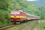 Lokomotiva: 372.010-9 | Vlak: EC 171 Comenius ( Berlin Hbf. - Praha hl.n. ) | Msto a datum: Prackovice nad Labem 17.10.1994