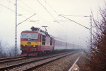 Lokomotiva: 372.011-7 | Vlak: EC 56 Heinrich Heine ( Praha-Holeovice - Paris Est ) | Msto a datum: Kurort Rathen (D) 10.04.1996