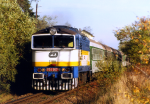 Lokomotiva: 754.057-8 | Vlak: Os 7414 ( Plze hl.n. - Domalice ) | Msto a datum: Stod 21.10.1998