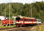 Lokomotiva: 854.202-9 + T426.001 | Vlak: Os 26202 ( Harrachov - Tanvald ) | Msto a datum: Tanvald 29.08.2009