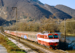 Lokomotiva: 350.001-4 | Vlak: R 605 Dargov ( Bratislava hl.st. - ierna nad Tisou ) | Msto a datum: Vrtky zastvka 15.11.2001