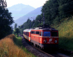 Lokomotiva: 1042.623-7 | Vlak: R 4904 ( Villach Hbf. - Schwarzach.St.Veit ) | Místo a datum: Angertal 06.08.1996