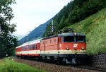 Lokomotiva: 1043.005-6 | Vlak: R 4909 ( Schwarzach-St.Veit - Villach Hbf. ) | Místo a datum: Kolbnitz 31.08.1996