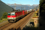 Lokomotiva: 1044.042 + 1216.145 | Vlak: RoLa 43253 ( Salzburg Hbf. - Trieste C.M. ) | Místo a datum: Oberfalkenstein 18.08.2009