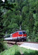 Lokomotiva: 1044.213-6 | Vlak: EC 163 Transalpin ( Basel SBB - Wien Westbf. ) | Místo a datum: Wald am Arlberg 16.06.1993