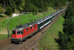 Lokomotiva: Re 4/4 11239 | Vlak: Sdz 10267F ( Zürich HB - Chiasso ) | Místo a datum: Wassen 08.09.2007