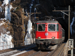 Lokomotiva: Re 4/4 11300 | Vlak: IR 2261 ( Zürich HB - Locarno ) | Místo a datum: Wassen 16.03.2006
