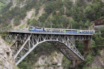 Lokomotiva: Re 4/4 11142 ( Re 420.506-8 BLS ) | Vlak: R 5768 ( Brig - Goppenstein ) | Místo a datum: Hohtenn 21.06.2006