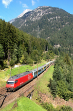 Lokomotiva: Re 460.104-3 | Vlak: EC 175 Cinque Terre ( Schaffhausen - Livorno Centrale ) | Místo a datum: Wassen 08.09.2007