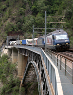 Lokomotiva: Re 465.004-0 + Re 465.015-6 | Vlak: IM 43617 ( Freiburg i.Breisgau - Novara ) | Místo a datum: Hohtenn 21.06.2006