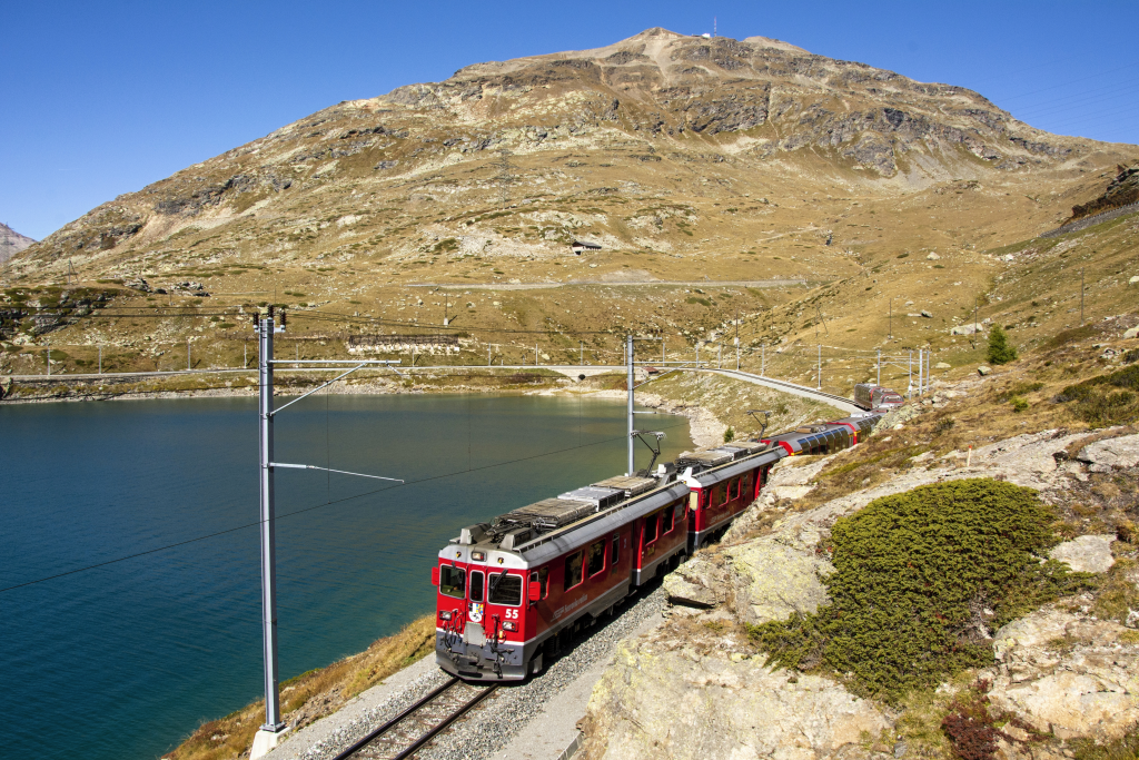 Lokomotiva: ABe 4/4 55 + ABe 4/4 52 | Vlak: PE 973 Bernina-Express ( St.Moritz - Tirano ) | Místo a datum: Ospizio Bernina 25.09.2021