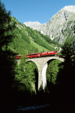 Lokomotiva: Ge 6/6 707 | Vlak: D 530 ( St.Moritz - Chur ) | Místo a datum: Preda 19.07.2003