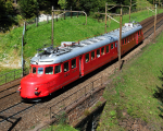 Lokomotiva: Rae 4/8 1021 | Vlak: Sdz 33041 ( Zürich HB - Locarno ) | Místo a datum: Wassen 08.09.2007