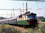 Lokomotiva: 130.037-5 | Vlak: Os 5011 ( Praha Masarykovo n. - Olomouc hl.n. ) | Místo a datum: Praha-Libeň   24.07.1990