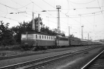 Lokomotiva: 140.  ( E499.0 ) + 163. ( E499.3 ) | Vlak: R 733 ( Brno hl.n. - Bohumín ) | Místo a datum: Prosenice 28.07.1990