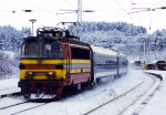 Lokomotiva: 230.042-4 | Vlak: IC 311 Csardas ( Praha hl.n. - Budapest Kel.pu. ) | Místo a datum: Říkonín 29.12.1999