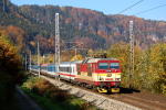 Lokomotiva: 371.005-0 | Vlak: EC 173 Porta Bohemica ( Hamburg-Altona - Budapest Kel.pu. ) | Místo a datum: Dolní Žleb zastávka 31.10.2015