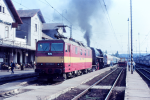 Lokomotiva: 372.014-1 + 475.179 | Vlak: R 11536 ( Český Krumlov - Praha hl.n. ) | Místo a datum: Benešov u Prahy   13.09.1992