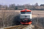 Lokomotiva: 749.218-4 | Vlak: Os 9012 ( Čerčany - Praha hl.n. ) | Místo a datum: Poříčí nad Sázavou 05.03.1995
