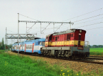 Lokomotiva: 770.108-9 + 451 | Vlak: Os 9307 ( Praha Masarykovo n. - Pardubice hl.n. ) | Místo a datum: Klučov 08.05.1995