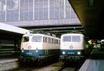 Lokomotiva: 110.351-4 + 111.225-9 | Vlak: E 3050 ( München Hbf. - Neumarkt ) + E 3084 ( München Hbf. - Passau Hbf. ) | Místo a datum: München Hbf. 26.02.1994