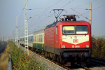 Lokomotiva: 112.130-0 | Vlak: IR 2203 Rennsteig ( Berlin Hbf. - Würzburg Hbf. ) | Místo a datum: Arnstadt Hbf. 26.10.1996