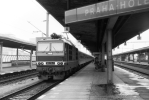 Lokomotiva: 180.014-3 | Vlak: Ex 271 Vindobona ( Berlin Hbf. - Wien Südbf. ) | Místo a datum: Praha-Holešovice (CZ) 14.06.1992