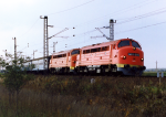 Lokomotiva: M61.008 + M61.019 | Vlak: 9715 ( Tapolca - Budapest Deli pu. ) | Místo a datum: Dinnyes 28.10.1994