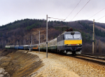 Lokomotiva: 350.001-4 | Vlak: Ex 377 Meridian ( Berlin Lichtenberg - Sofia ) | Místo a datum: Tišnov (CZ) 08.03.1992